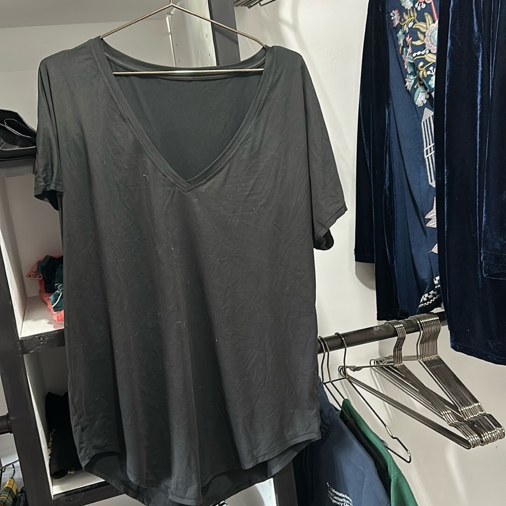 P’tula black tee